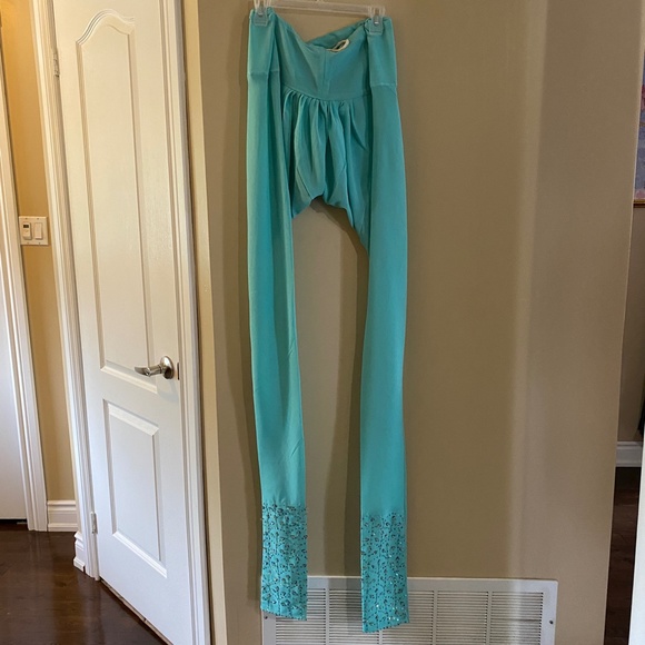 Indian / Pakistani Pyjami Suit with Dupatta in Turquoise - Size 6 - Picture 9 of 13